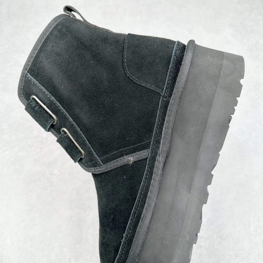 Pick up locally 💰600 UGG 0554 Autumn and winter sheepskin and fur one-piece snow boots with double buckles. All shoes are made from the same factory as ZP. Longfeng A-grade Australian imported sheepskin and fur one-piece Velcro women's boots. Brand OEM production line. Fully follow the ZP process. OEM original pattern maker. Adhering to the principle of no original shoes and no development selection. Pay attention to every detail. The most authentic version on the market. TREADLITE "Light Wing" technology outsole. Lightweight/durable/flexible/pile size: 35 36 37 38 39 40 Coding: by3936030